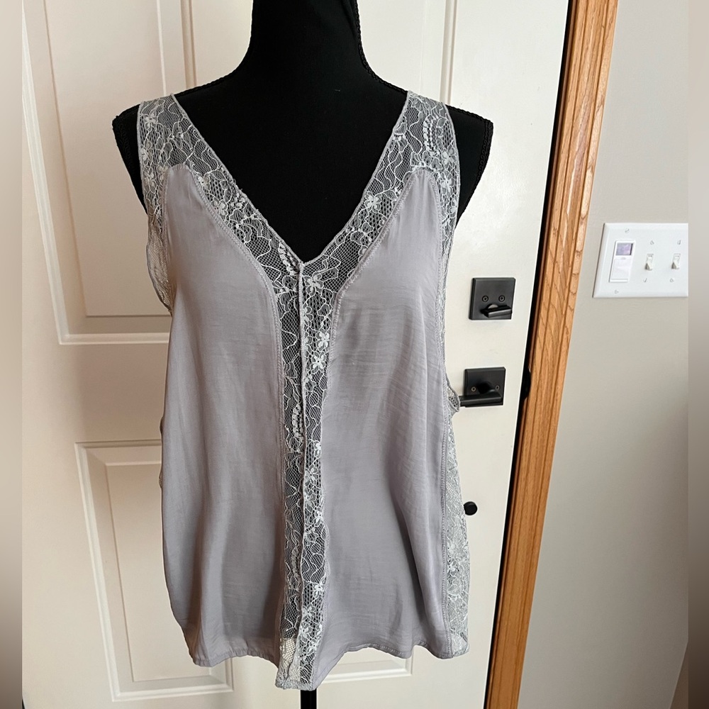 New Women’s BKE Boutique gray coquette delicate silky and lace tank top. Large